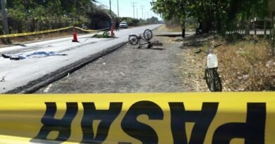 Bonner jimenez en motocicleta 138 390x205 - Vehículo a alta velocidad impacta a señor, vendedor de pan en calle a la Costa del Sol.