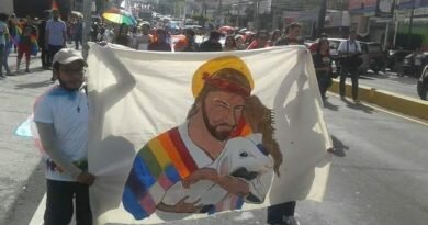 FB IMG 1530426536051 390x205 - Pintan cuerpo de Jesús con colores del simbolo gay en marcha de San Salvador.