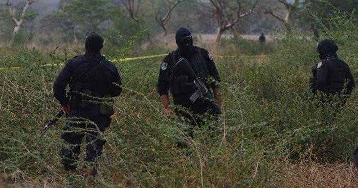 policias golpiza pandilleros - Sujetos vestidos de negro sacan de su casa a dos menores de edad.