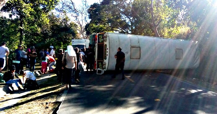 PUBLICAR 4 - Ayudante de motorista maneja bus y se accidenta en Coatepeque, Santa Ana.