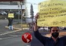 Encuentran empleo para joven que pedía trabajo con cartel en mano en transitada calle.