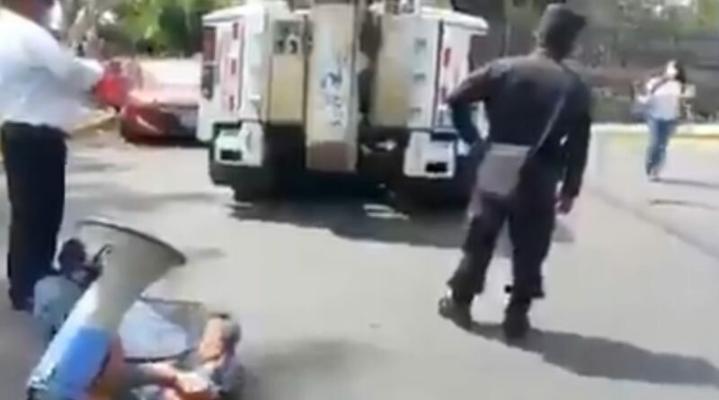 A pesar que lo criticaba, Policía evita que camión le pase encima a sindicalista de la Asamblea Legislativa.