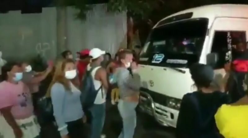 Vendedores informales cierran calles y casi se van a los golpes con motorista de coaster en el centro histórico.