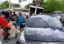 Encapuchado que protestaba por Bitcoin, agrede a pequeños que iban en auto con sus padres.