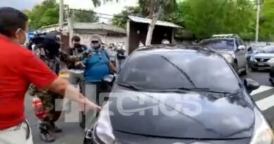 Encapuchado que protestaba por Bitcoin, agrede a pequeños que iban en auto con sus padres.