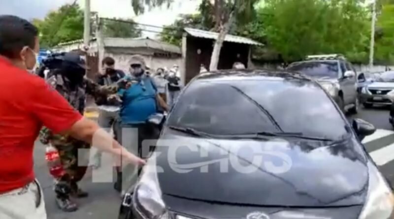 Encapuchado que protestaba por Bitcoin, agrede a pequeños que iban en auto con sus padres.