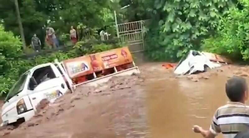 Empleado insensato de Gas propano trata de cruzar quebrada en Chirilagua y termina con el vehículo rio abajo.