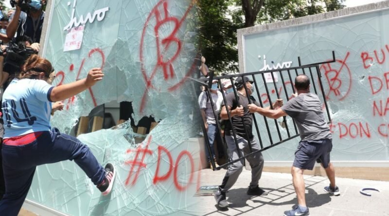 Manifestantes destrozan cabina del Punto Chivo en Centro Histórico de San Salvador.