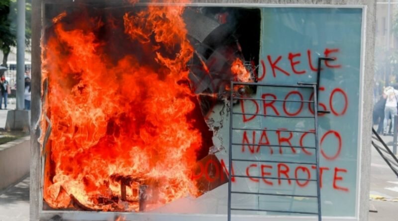 Manifestantes queman cajero de Bitcoin en San Salvador en rechazo al gobierno.