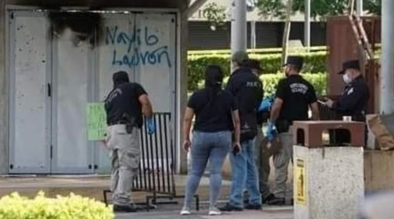 Equipo de investigaciones de la PNC recaba pruebas digitales de los que destruyeron cabina de Bitcoin en Centro Histórico.