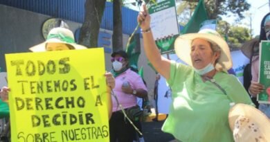Feministas llegan a la Asamblea para pedir que el aborto sea legal en El Salvador.