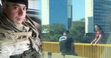 Policía logra que mujer no se suicide al leerle la biblia a plena orilla de puente.