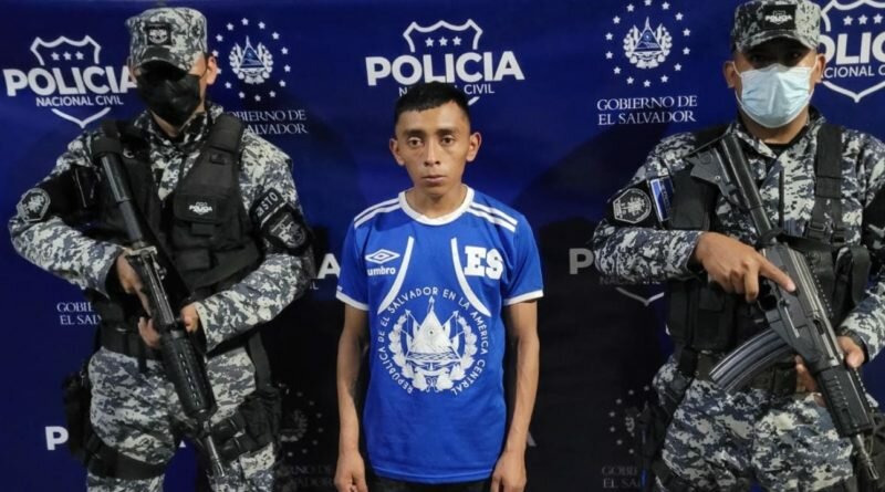 No juega en la selecta, andaba así para vender porciones de marihuana en Nahuizalco, Sonsonate.