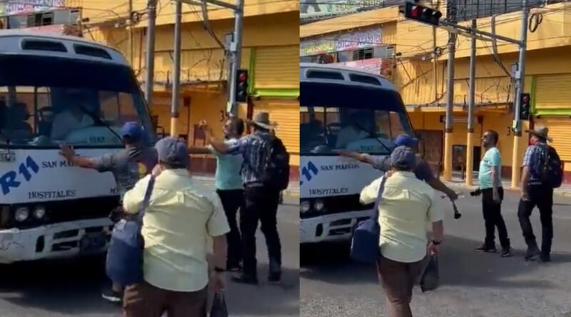 Abogado Dinamita y compañía, obligan a coaster a cambiar recorrido por manifestación.