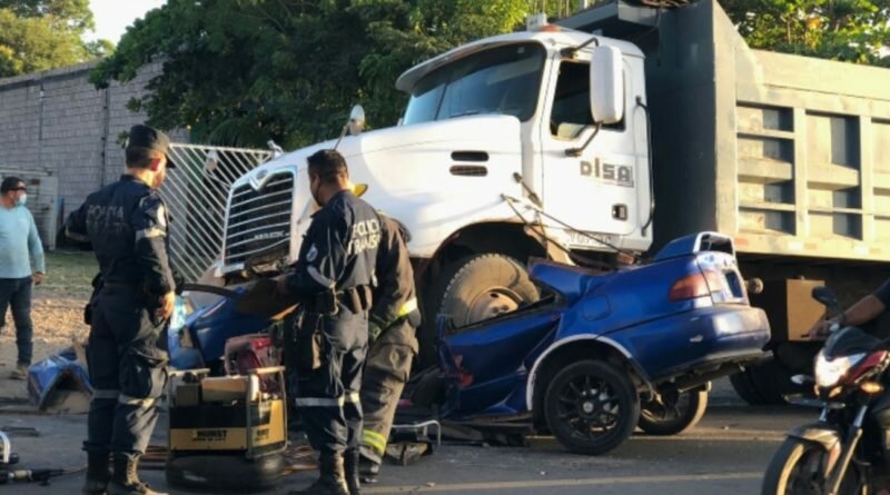 Por intentar sobrepasar choca contra camión y pierde la vida al instante en ruta militar.