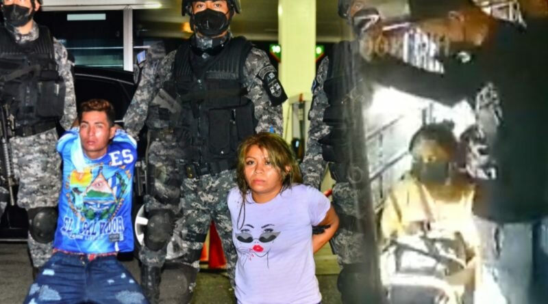 Azules capturan a delincuentes que robaron en coaster de Apopa y fue grabado por cámara de la unidad.