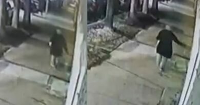 Señora tira sal en puertas de otro negocio solo porque a ellos les va mejor en ventas.