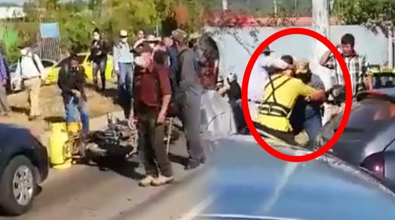 Militantes del FMLN agreden a motociclista que solo quería repartir el gas pedido por clientes.