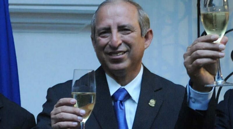 Sifrido Reyes dice que si no lo persiguieran él fuera el Presidente de El Salvador.