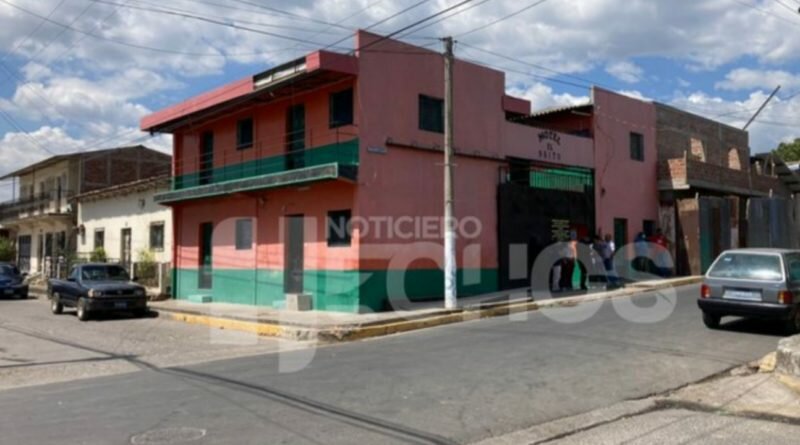 Señor de 50 años fallece en motel por un paro cardíaco, una joven detenida en investigación.