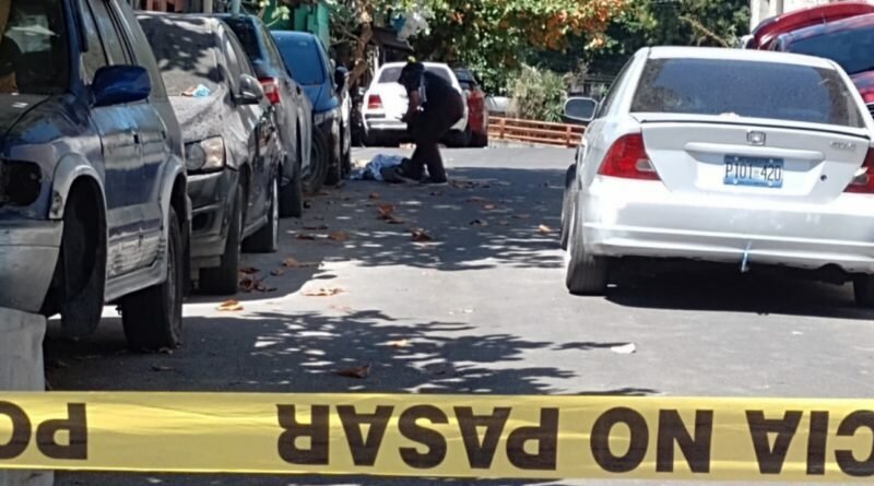 Pandilleros le quitan la vida a hombre que reparaba vehiculo en San Salvador.