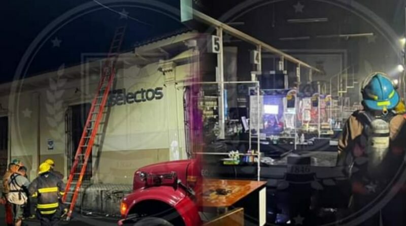 Súper Selectos de Cojutepeque quedó consumido parcialmente por incendio en su interior.