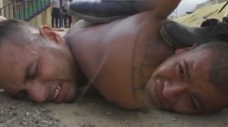 “Diosito ten misericordia”, palabreros piden clemencia a policías en los penales del país.