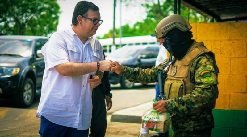 Diputado lleva comida a policías y soldados que han recuperado La Campanera.