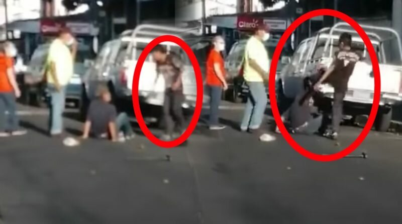 Captan a Limpia Parabrisas en La Rabida, golpeando a señor de la tercera edad en plena calle.