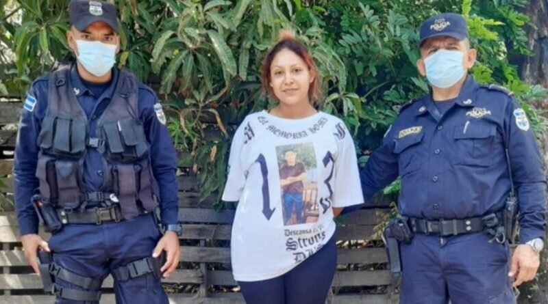 PNC captura a reconocida pandillera que cobraba la renta en residenciales de Apopa.