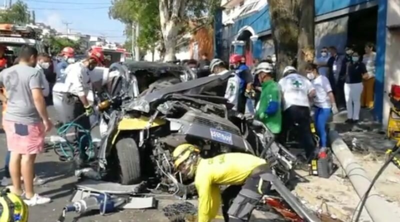 Aparatoso accidente deja a mujer atrapada en plena periferia de la Masferrer Norte.
