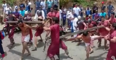 Porqué quienes azotaban en procesión a uno de los actores, se les pasó la mano en plena vía pública.