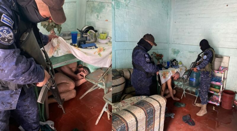 Pandillero ahora decide esconderse debajo de la mesa para no ser capturado en Ilopango.
