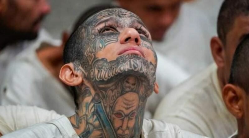 Pandillero llora mirando al cielo al conocer su condena de 100 años de cárcel por sus crímenes cometidos.