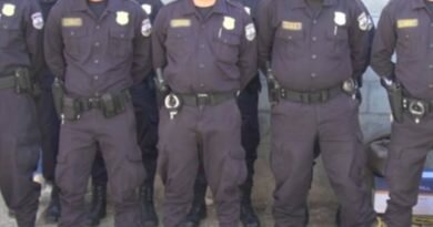 Las leyes están funcionando. Capturan a tres policías que pidieron dinero a cambio de no capturar a una persona.