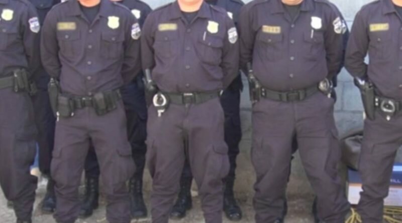 Las leyes están funcionando. Capturan a tres policías que pidieron dinero a cambio de no capturar a una persona.
