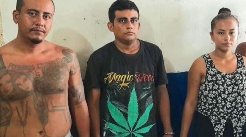 Tan bonita y andaba con tanto pandillero, capturan a jaina con mareros en Sonsonate.