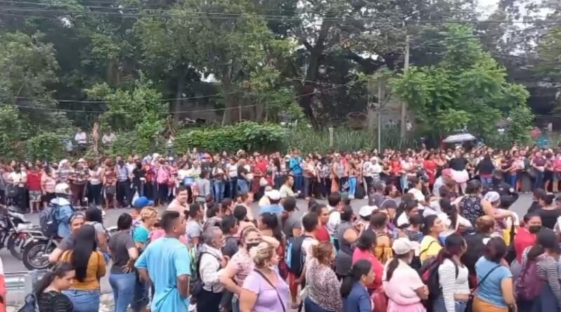 Salvadoreños se preguntan cómo es que familiares de pandillas no trabajan y pasan 24/7 afuera de penales.