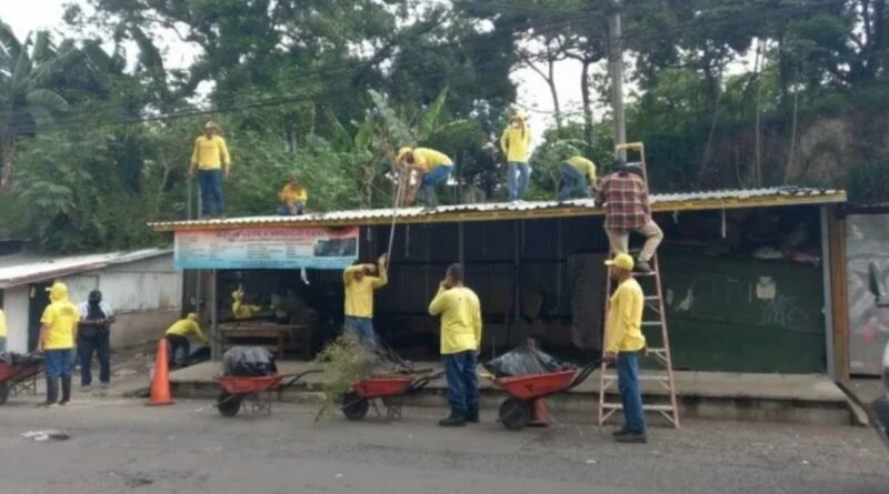 Retiran ventas informales alrededor del Penal de Mariona, además de controlar la situación de la zona.