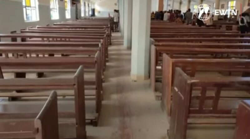Hombres armados irrumpen en misa y atacan a feligreses católicos en Nigeria.
