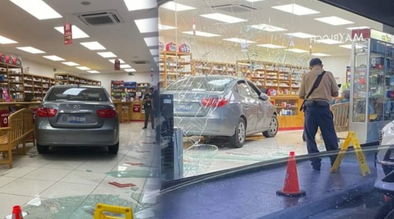 Vehículo se estrella y termina adentro de Farmacia en carretera a La Libertad.