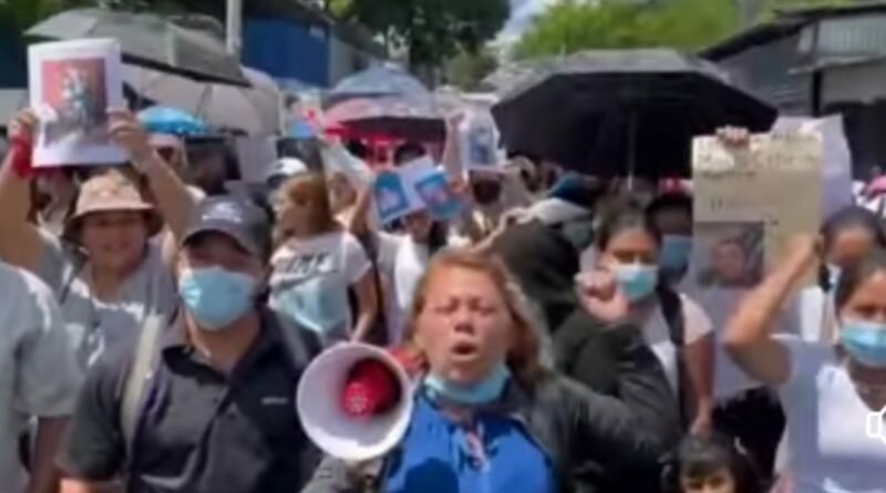 Madre exige liberación de su hijo que dice que la mantiene pero que no es pandillero.