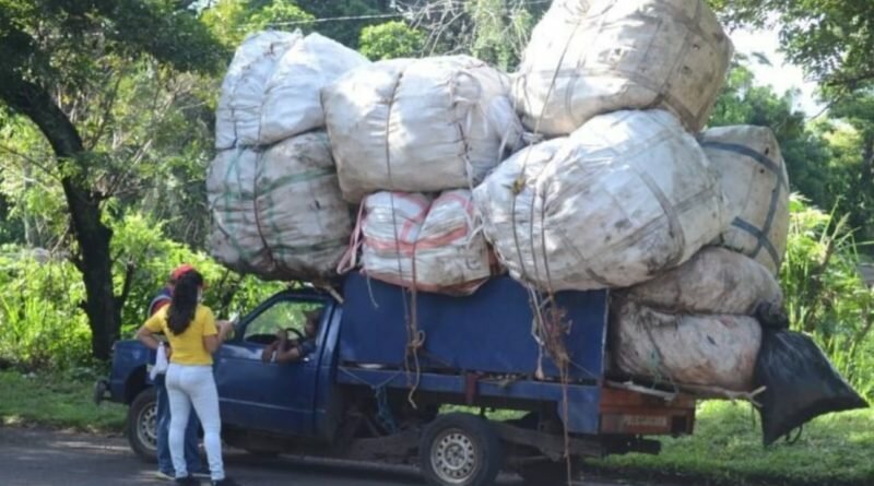 Multan a conductores que sobrecargan vehículos y ponen en riesgo la vida de los demás.