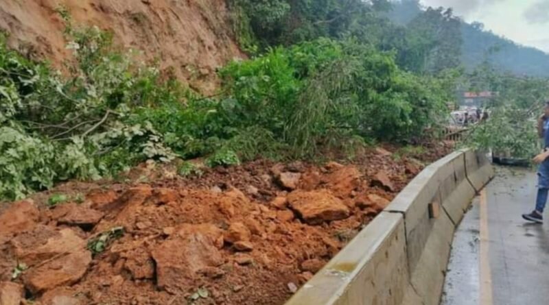 Nuevo derrumbe en Carretera Los Chorros deja tránsito paralizado y varios carros bajo tierra.